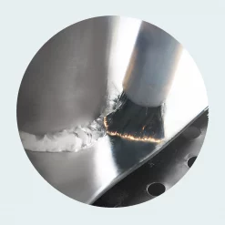 Kohlefaserpinsel während der Schweißnahtreinigung